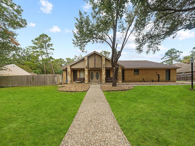 view of front facade featuring a front yard