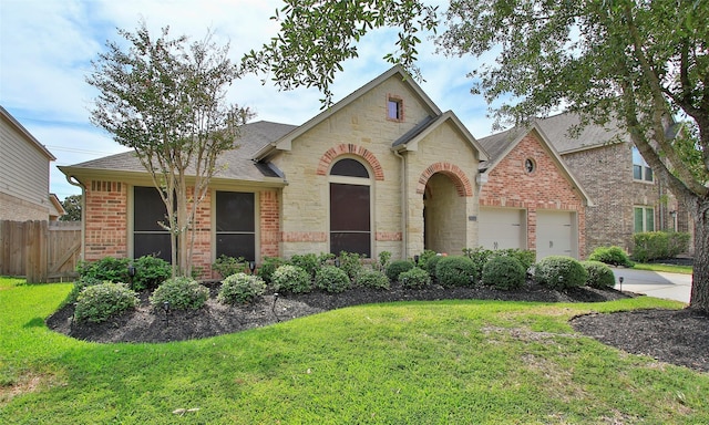 view of front of home featuring a front yard