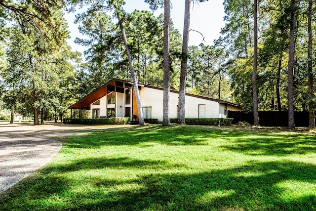 view of front of house featuring a front lawn