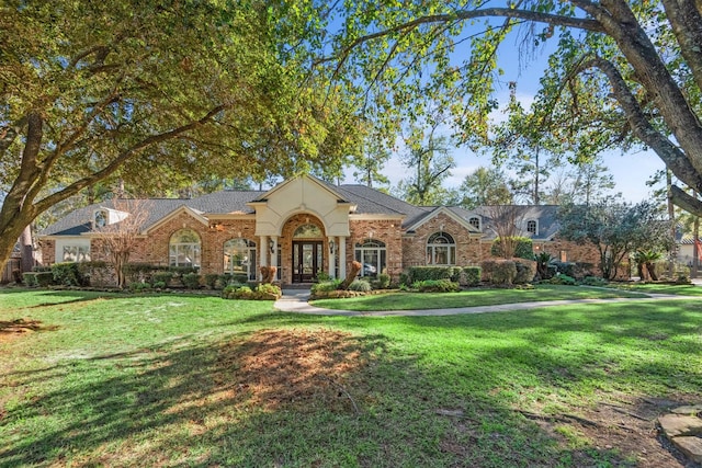 single story home featuring a front lawn