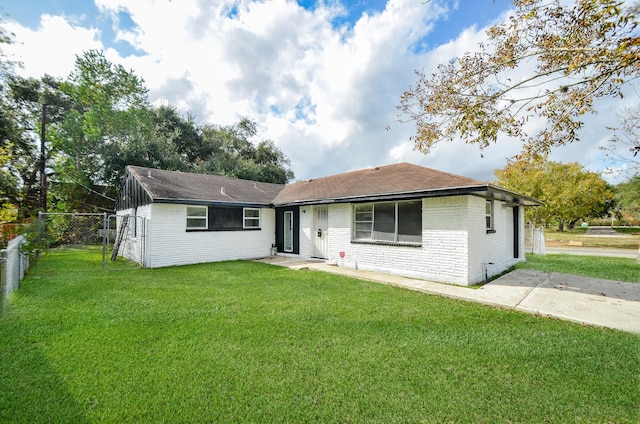 ranch-style home featuring a front lawn