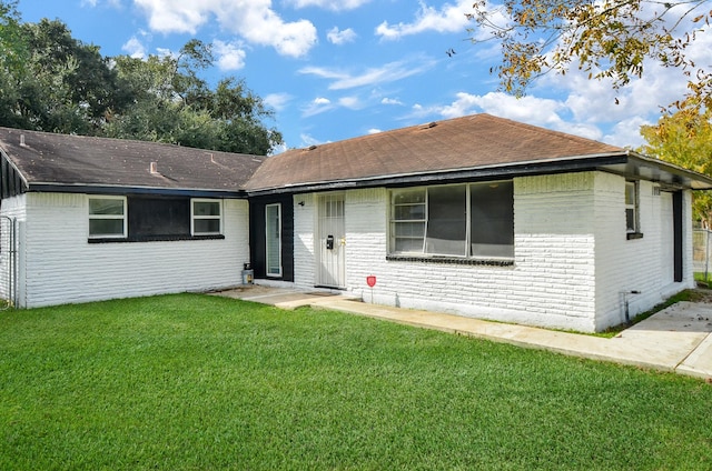 single story home with a front lawn