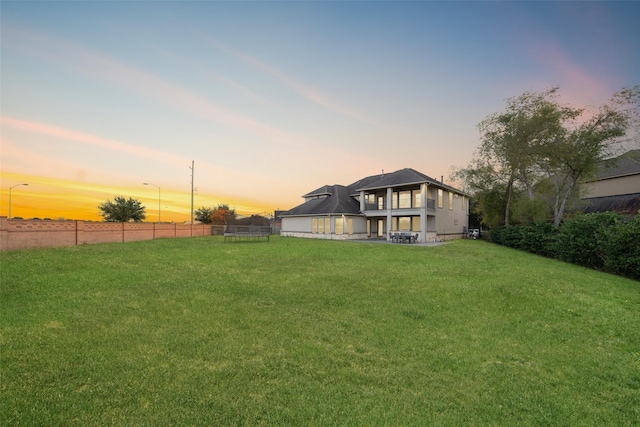 view of yard at dusk