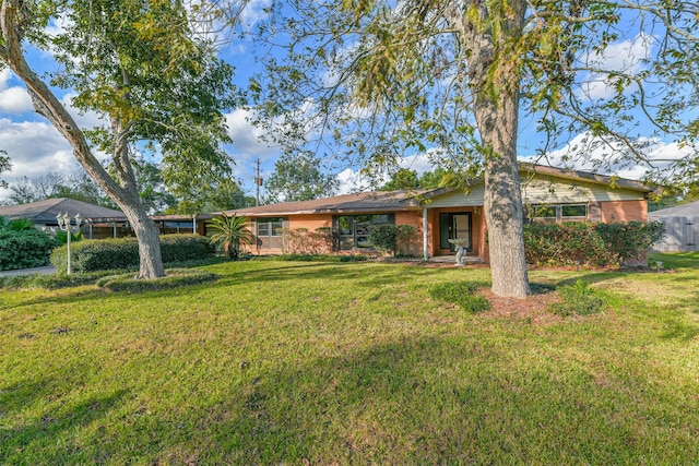 ranch-style home featuring a front lawn