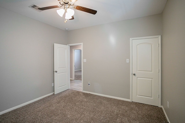 carpeted empty room featuring ceiling fan