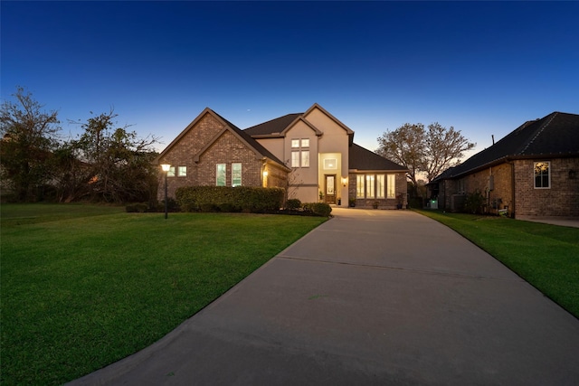 view of front of property featuring a lawn