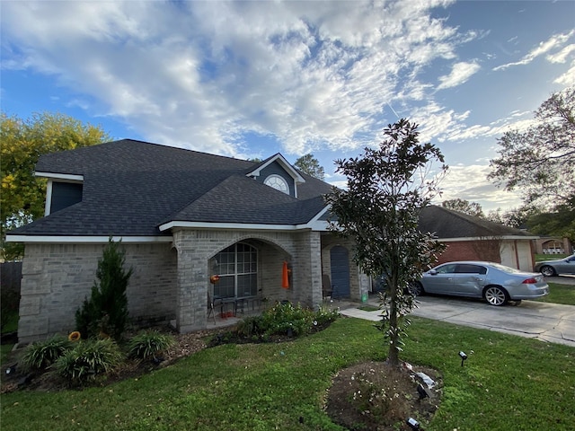 view of front of house featuring a front lawn