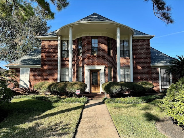 view of front facade featuring a front yard