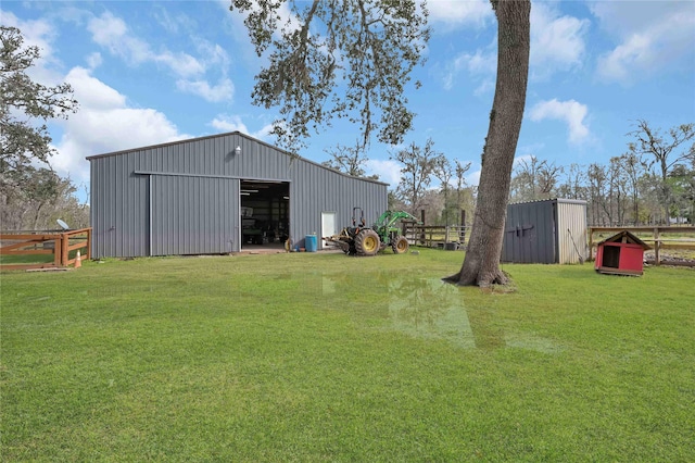 view of yard featuring an outdoor structure