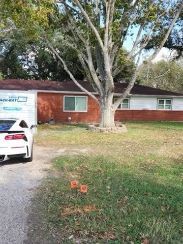 view of front of property with a front lawn