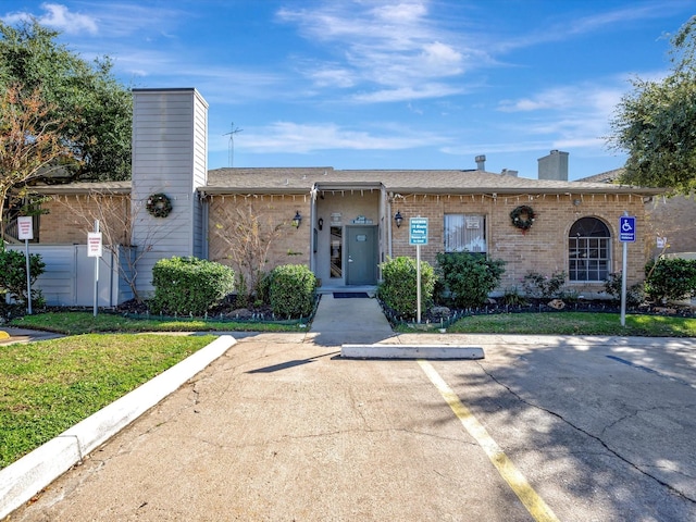 ranch-style home with a front yard