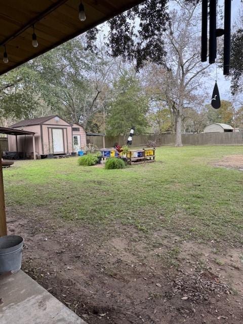 view of yard featuring a storage shed