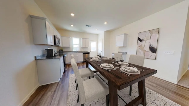 dining space featuring baseboards, visible vents, dark wood-type flooring, and recessed lighting