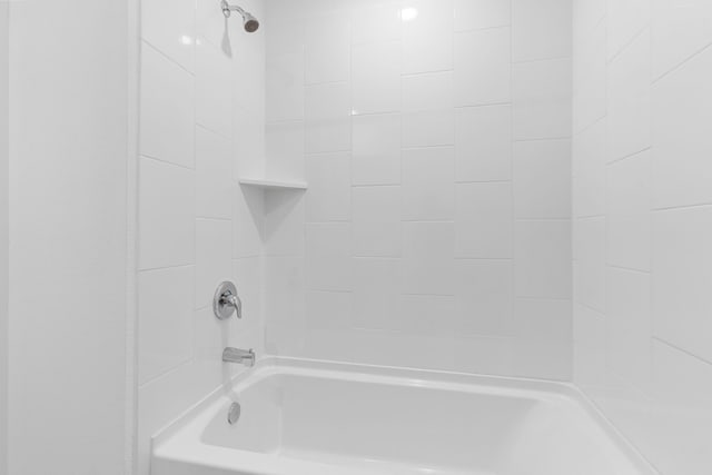 bathroom with tiled shower / bath combo