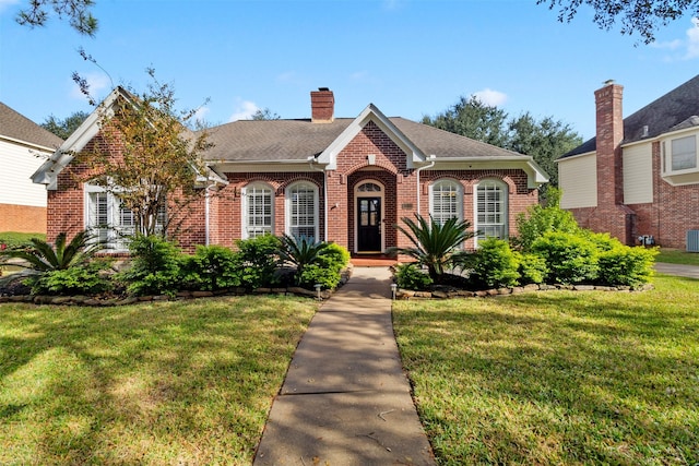 view of front facade with a front lawn