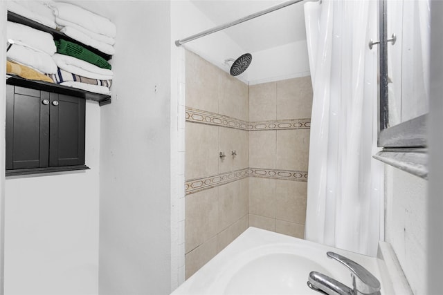 bathroom with sink and shower / bath combo