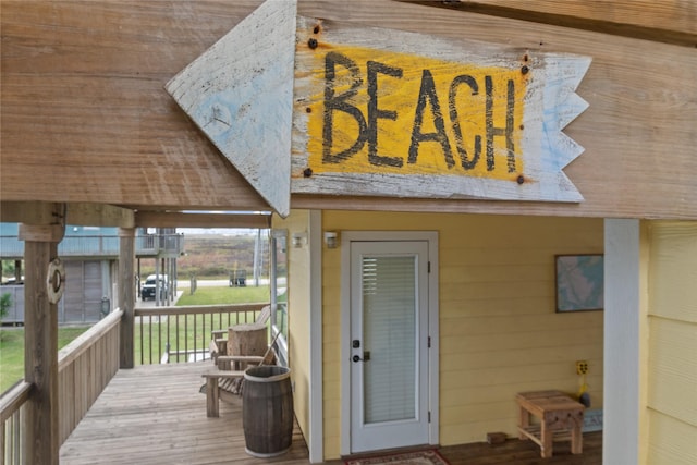 property entrance featuring a deck