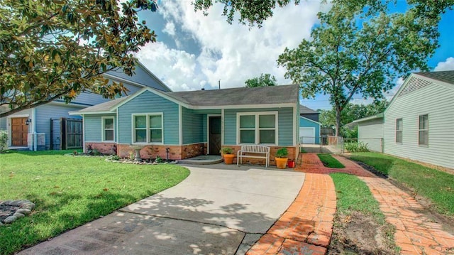 view of front of house featuring a front yard