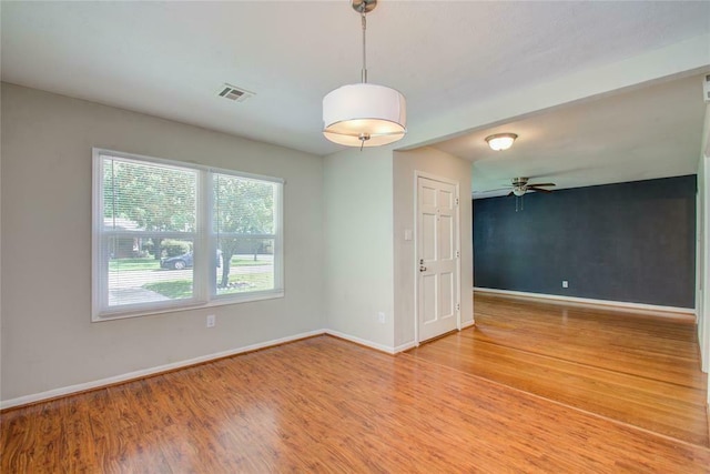 empty room featuring light hardwood / wood-style floors and ceiling fan