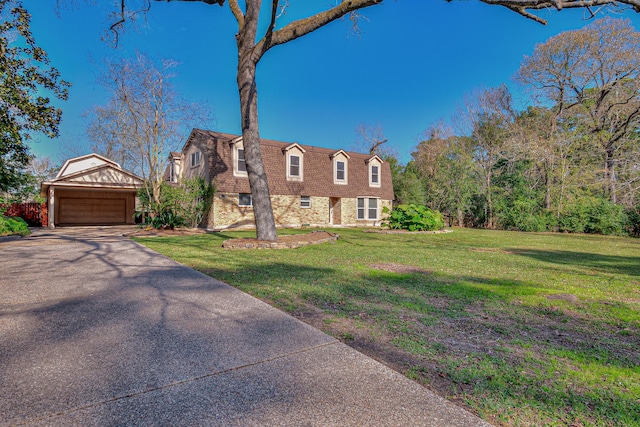 view of front of house featuring a front lawn