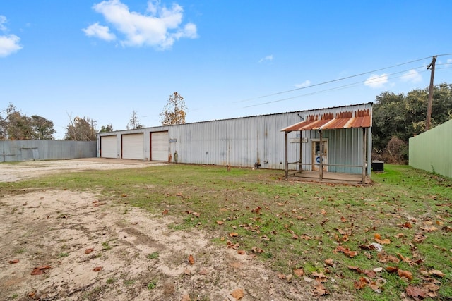 view of yard featuring an outdoor structure