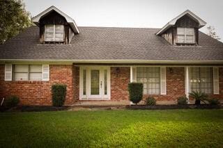 view of front of home with a front lawn