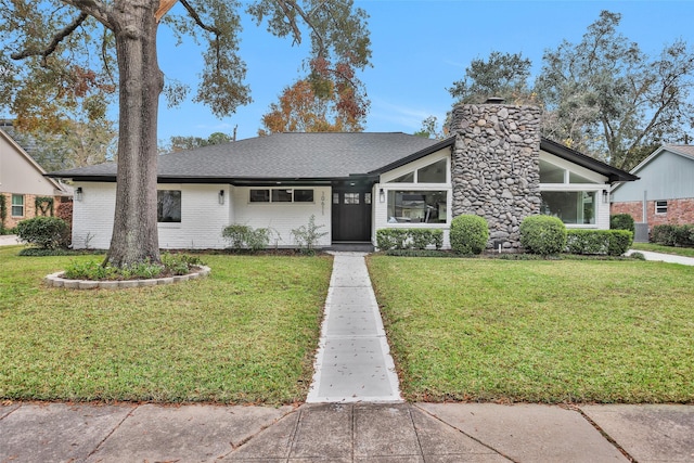 ranch-style house featuring a front lawn