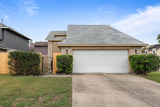 view of front of property featuring a front lawn and a garage