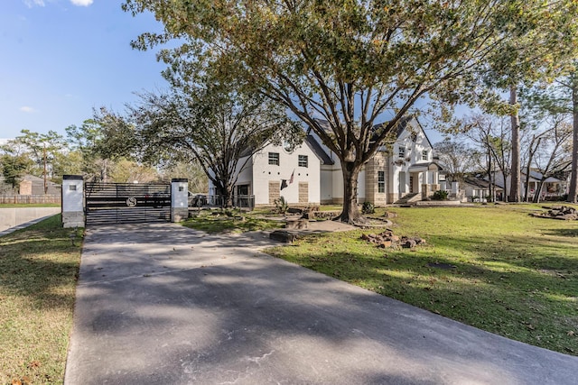 view of front of house featuring a front yard