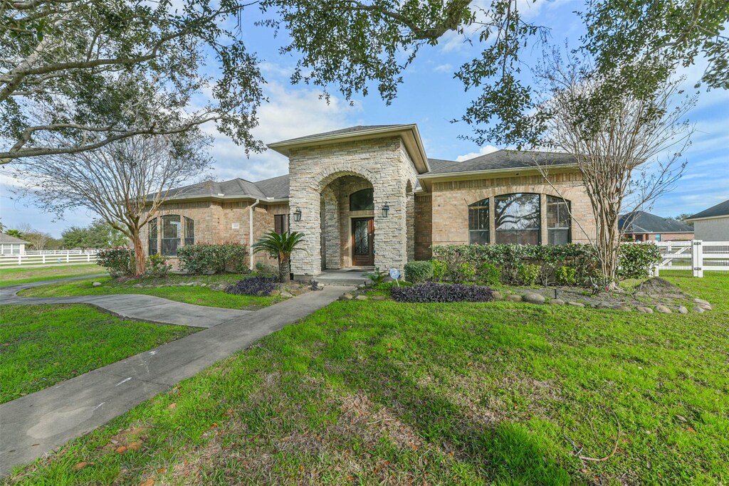 4001 Quail Run Dr, Pearland, TX 77584 - view of front of property with a front yard