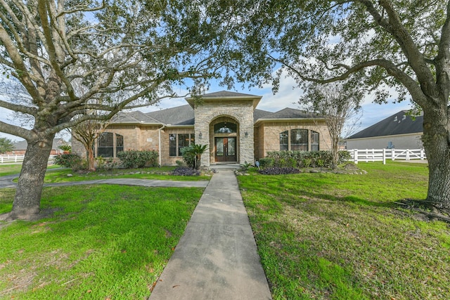 view of front facade featuring a front yard