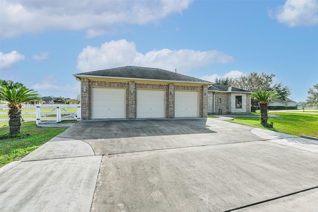 view of front of property featuring a front lawn