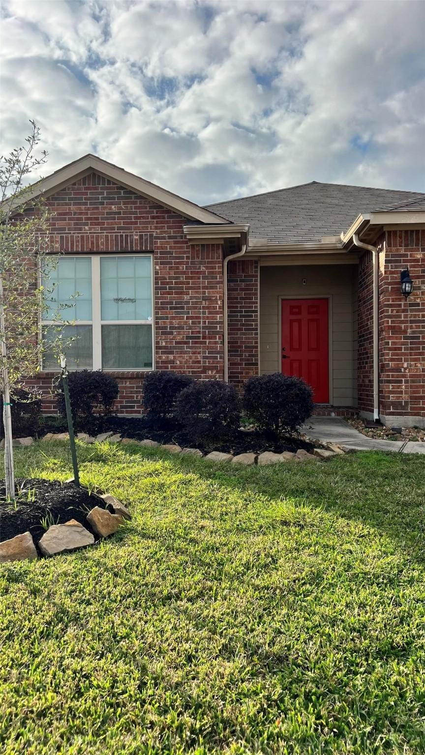 view of front of home with a front lawn