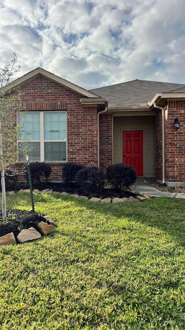 view of front of home with a front lawn