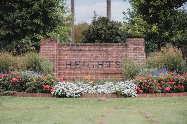 community sign with a yard