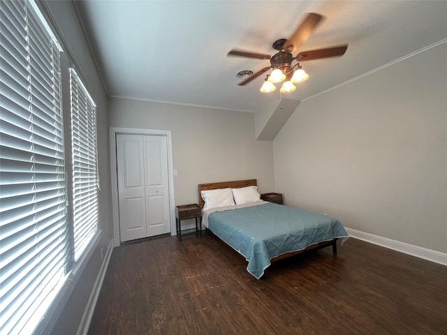 bedroom with dark hardwood / wood-style floors, ceiling fan, and crown molding