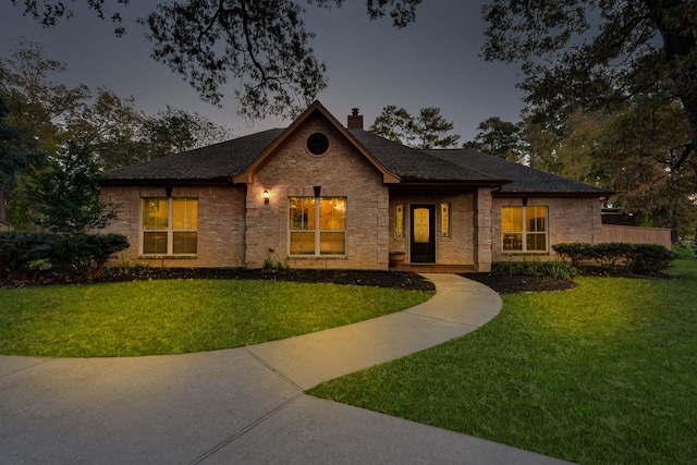 view of front of house featuring a yard