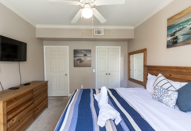 bedroom with ceiling fan, a closet, carpet floors, and ornamental molding