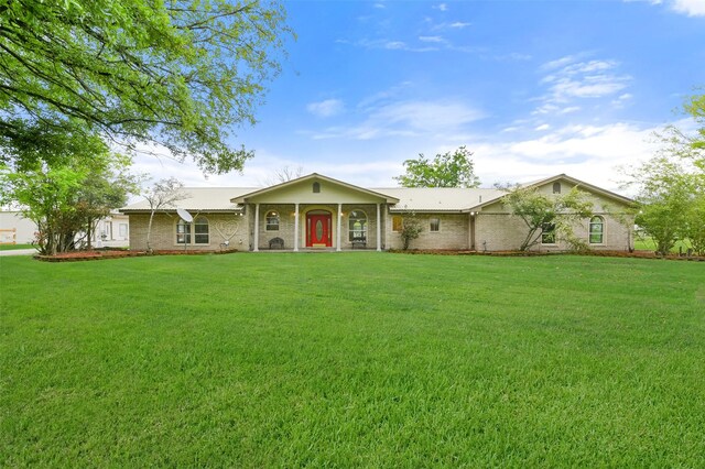 ranch-style house featuring a front yard