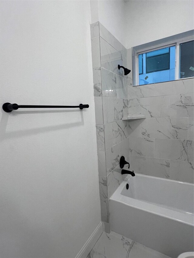 bathroom with tiled shower / bath combo