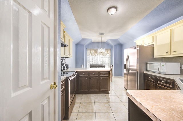 kitchen featuring stainless steel electric stove, an inviting chandelier, cream cabinetry, hanging light fixtures, and lofted ceiling