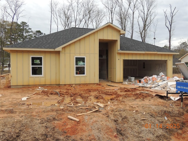 view of front facade featuring a garage