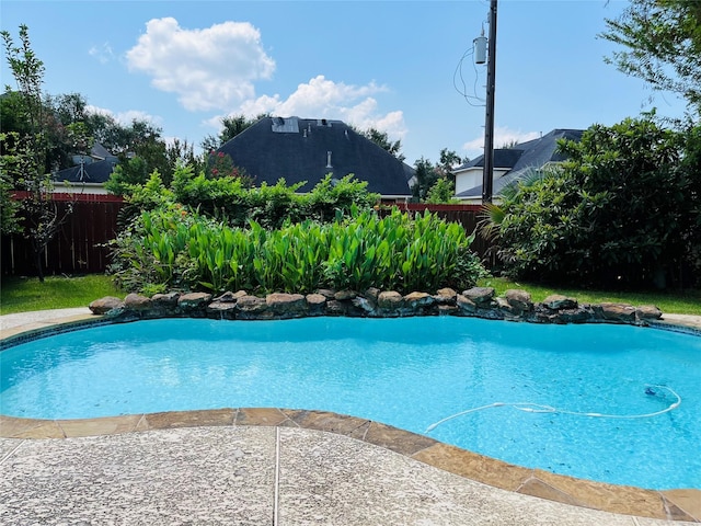 view of swimming pool