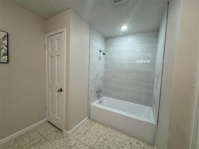 bathroom with tiled shower / bath combo