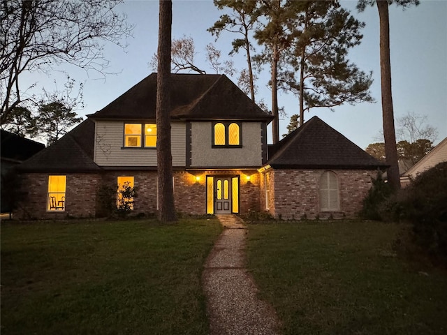 view of front of property featuring a yard