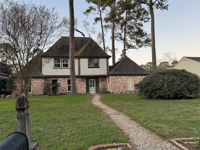 view of front of house featuring a yard