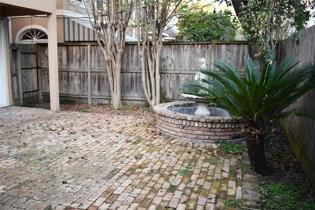 view of yard featuring a patio