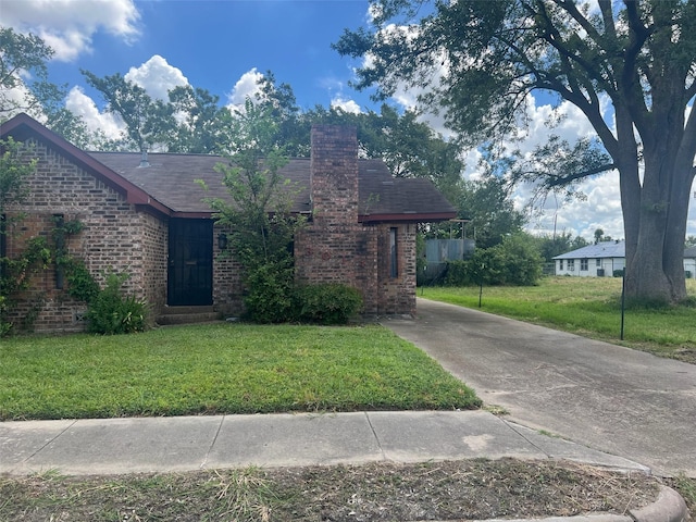 view of front of home featuring a front lawn