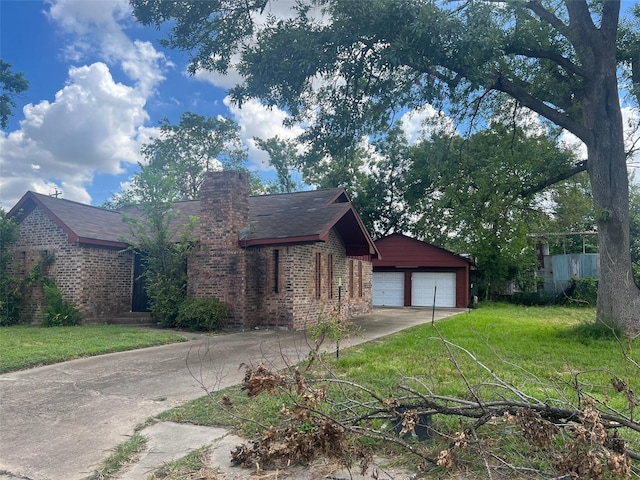 view of front of house featuring a front lawn