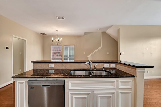 kitchen with sink, a chandelier, dishwasher, light hardwood / wood-style floors, and white cabinetry